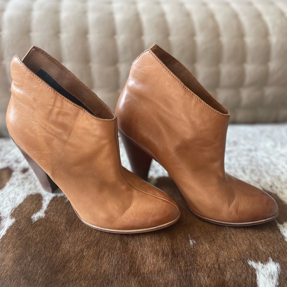 Darling leather booties in the PERFECT SHADE! Size 8 - Picture 5 of 5